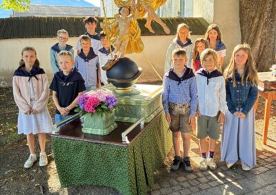 Jungscharkinder mit Schutzengel Statue